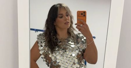 Ewa Farna ODSŁANIA NOGI w cekinowej mini. Internauci: "BOGINI"