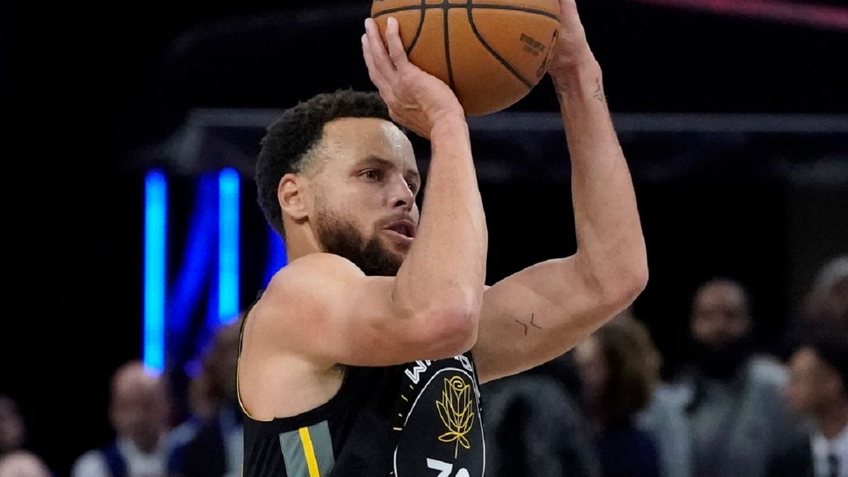 PAP/EPA / JOHN G. MABANGLO / Na zdjęciu: Stephen Curry