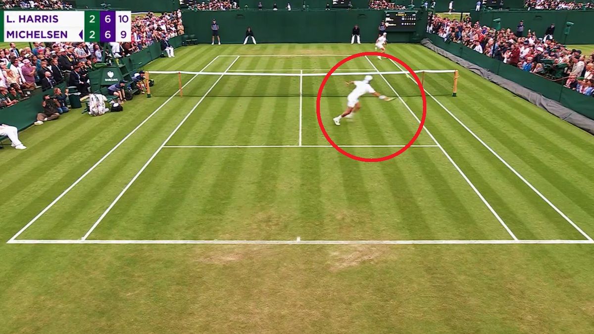 Zdjęcie okładkowe artykułu: Twitter / Wimbledon / Na zdjęciu: kończące uderzenie Lloyda Harrisa