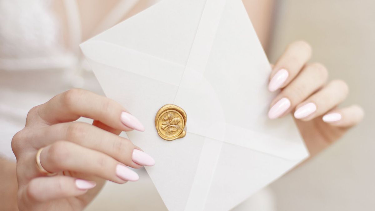 Rozczarowana panna młoda nie mogła uwierzyć w zawartość kopert otrzymanych od gości