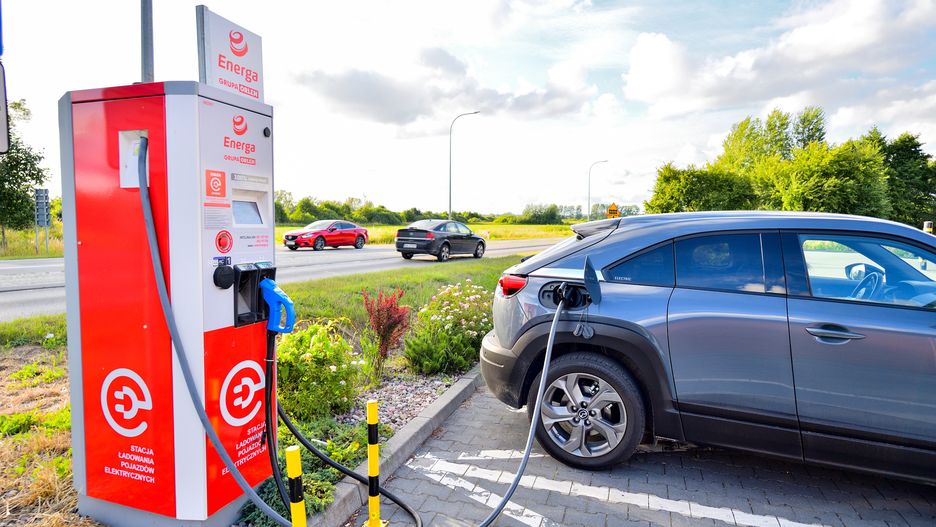 Ministerstwo Infrastruktury planuje rozszerzenie tzw. kilometrówki na właścicieli samochodów elektrycznych i hybrydowych