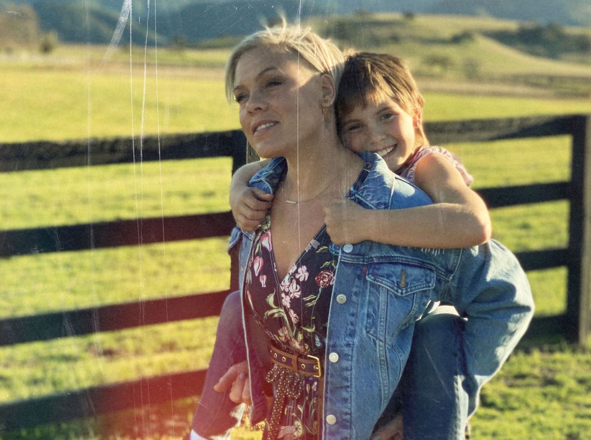 Pink nagrała piosenkę z córką. Zobacz klip do kawałka "Cover Me in Sunshine"