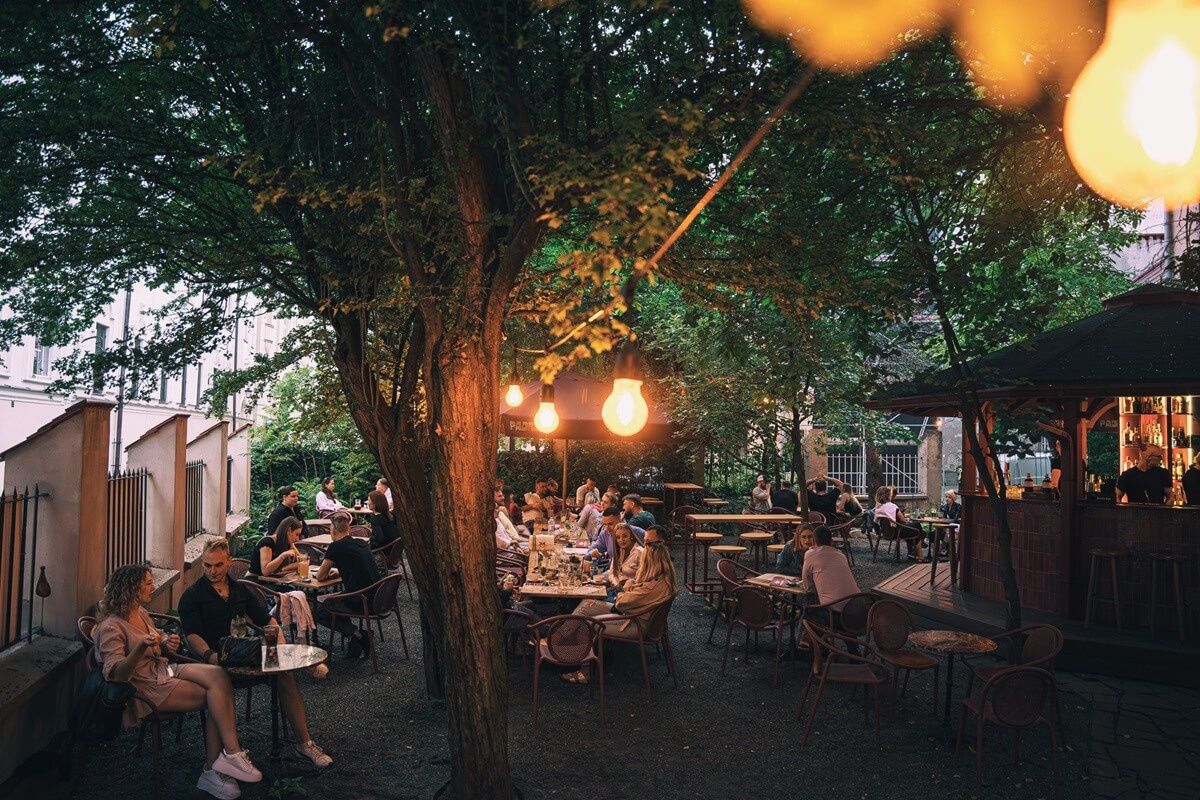 Ogród restauracji Padre Rum & Tapas Bar przy ul. Jezuickiej 16