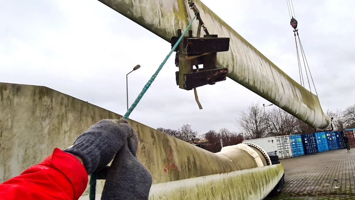 Podnoszenie łopaty turbiny wiatrowej dźwigiem przed skanowaniem