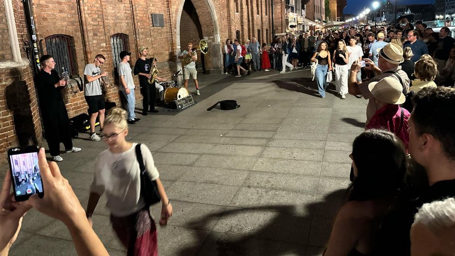 Turyści uwielbiają nocne uliczne muzykowanie w Gdańsku