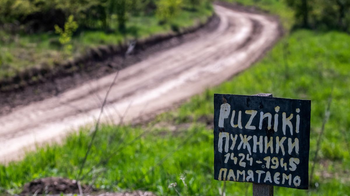 Ekshumacje we wsi Puźniki w Ukrainie