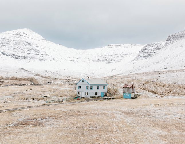 Niecodzienne podejście do tematu zapewniło pierwsze miejsce fotografowi z Belgii – Kevinowi Faingnaertowi, który odbył podróż na Wyspy Owcze. Zima 2016 roku była dla artysty owocnym okresem, w którym powstało wiele przepięknych zdjęć. Cykl „Føroyar”skoncentrował się na mieszkańcach Wysp Owczych, mieszkających w niewielkich wioskach. Te zdjęcia są naprawdę malownicze i ukazują wiele krajobrazów rodem z ambitnych filmów.