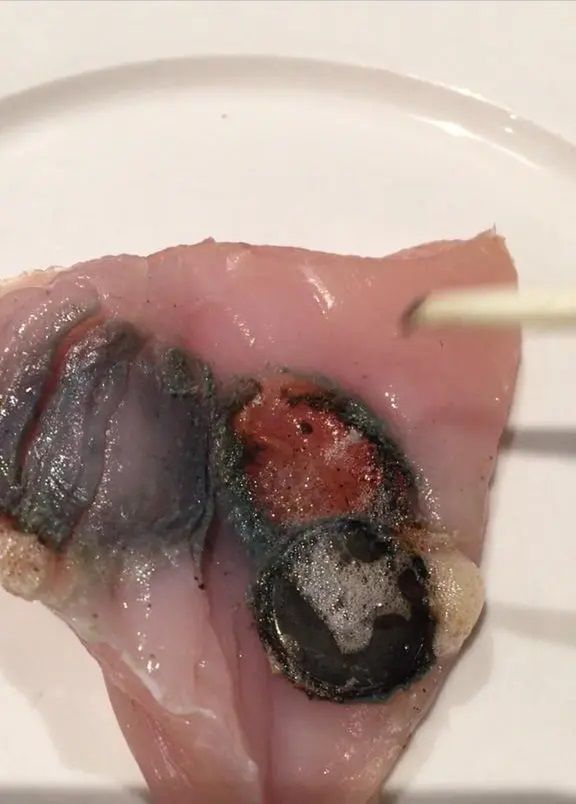 Eksperyment pokazuje, co się dzieje, kiedy dziecko połyka baterię