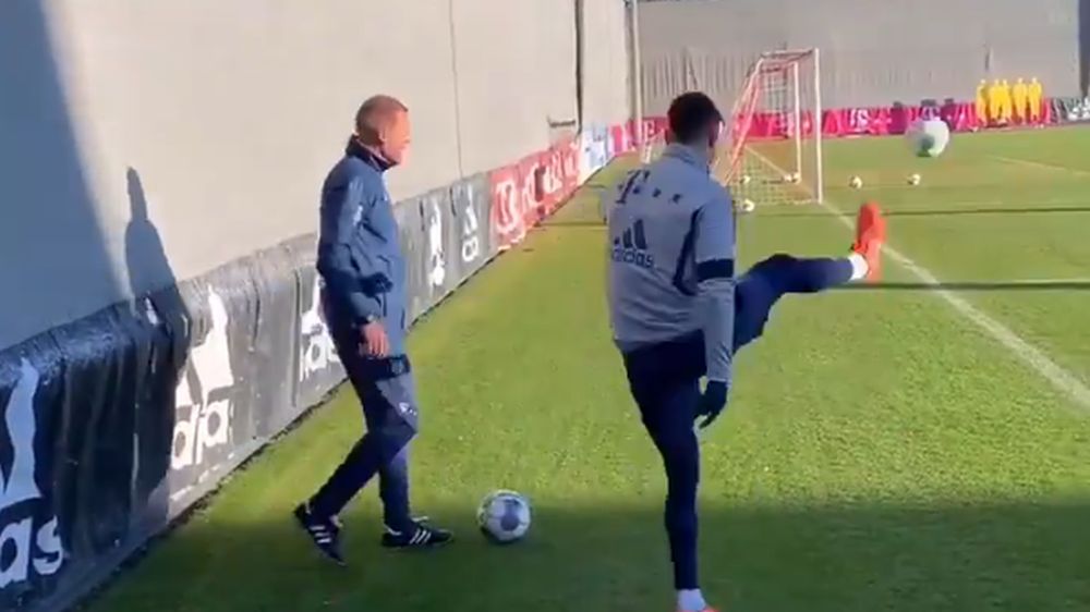 Robert Lewandowski trafia, uderzając zza bramki na treningu Bayernu