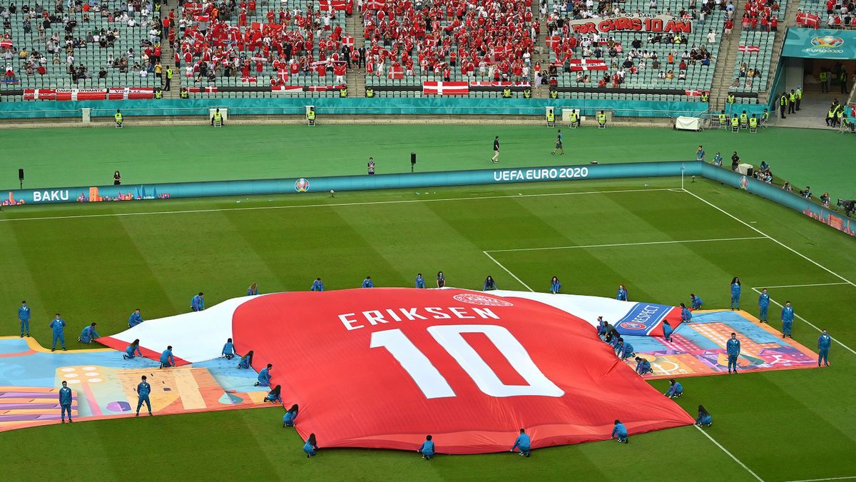 wielka replika koszulki Christiana Eriksena przed meczem Czechy - Dania