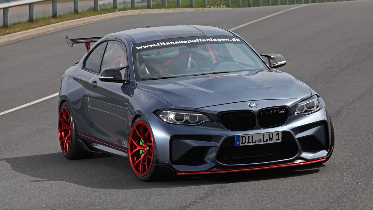 Niemiecka firma tuningowa Lightweight Auspuffanlagen GmbH wykonała przeszczep silnika S55 znanego z BMW M3/M4 pod maskę mniejszego i lżejszego M2. Jednostka 3.0 fabrycznie rozwija moc 431 KM. To oczywiście za mało dla każdego tunera. Co prawda znacznie więcej niż seryjne 370 KM w BMW M2, ale bez modyfikacji się nie obeszło.