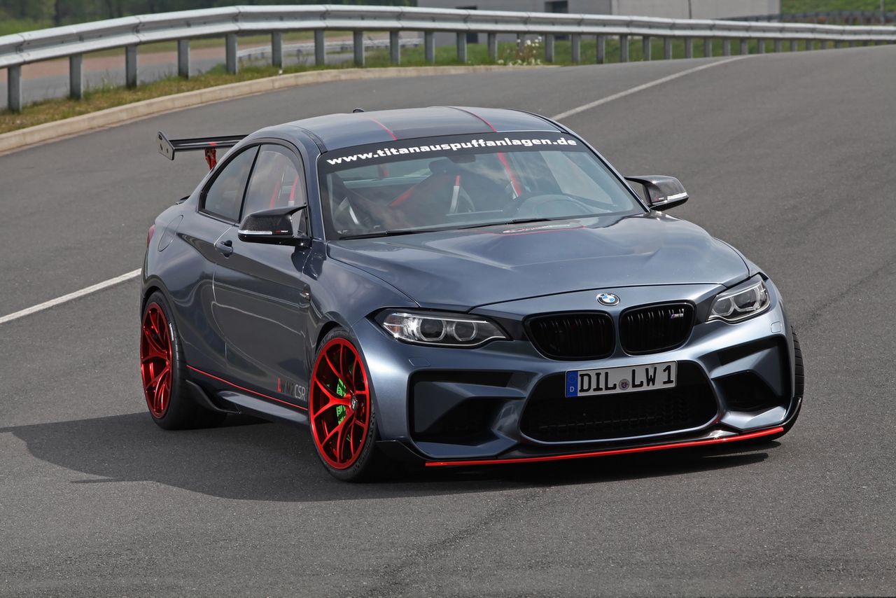 Niemiecka firma tuningowa Lightweight Auspuffanlagen GmbH wykonała przeszczep silnika S55 znanego z BMW M3/M4 pod maskę mniejszego i lżejszego M2. Jednostka 3.0 fabrycznie rozwija moc 431 KM. To oczywiście za mało dla każdego tunera. Co prawda znacznie więcej niż seryjne 370 KM w BMW M2, ale bez modyfikacji się nie obeszło.