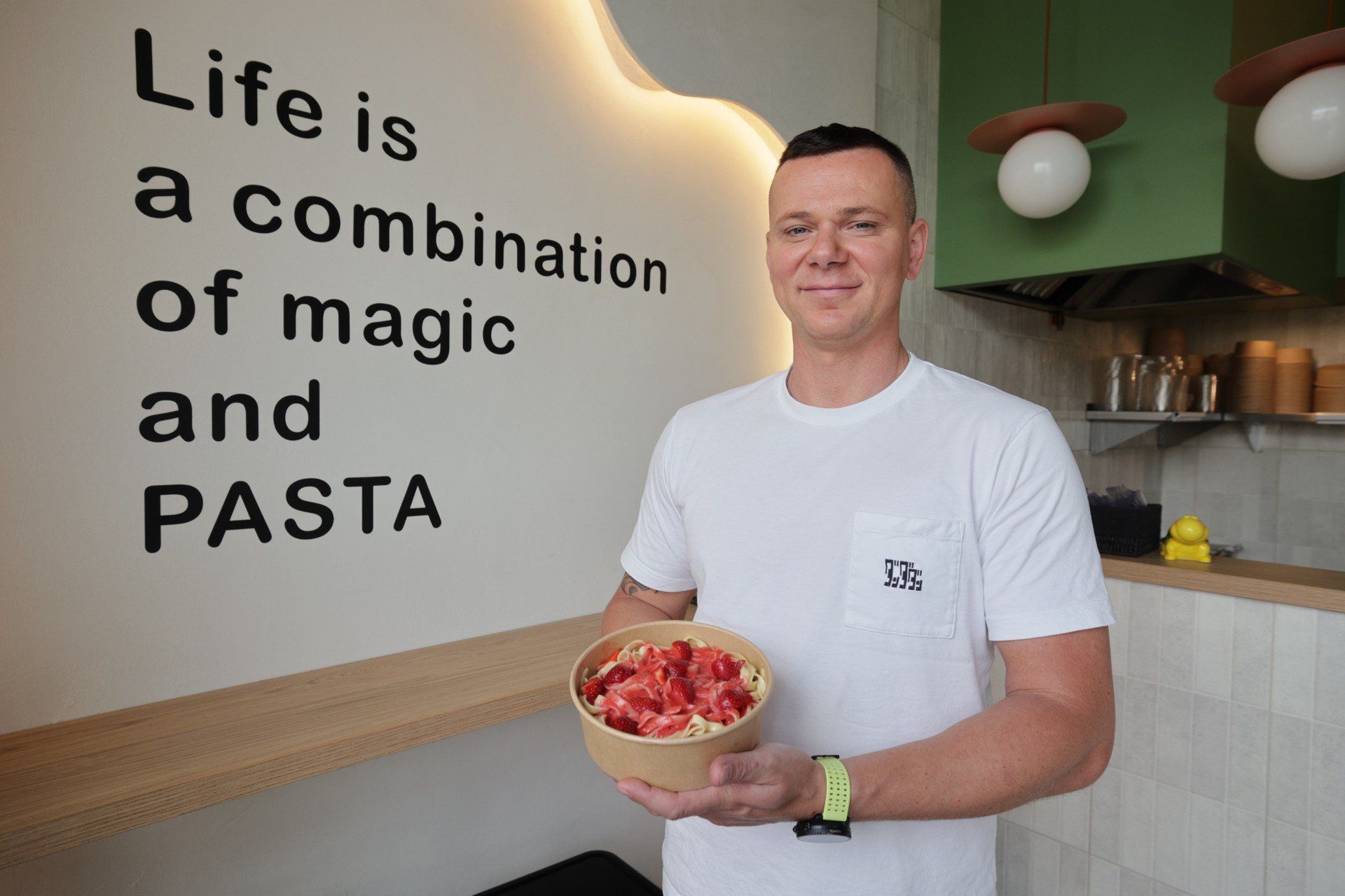 Danie Igi Świątek obiega świat, do zamówienia także w kieleckiej restauracji! Na zdjęciu Michał Metryka z lokalu Pasta Mia
