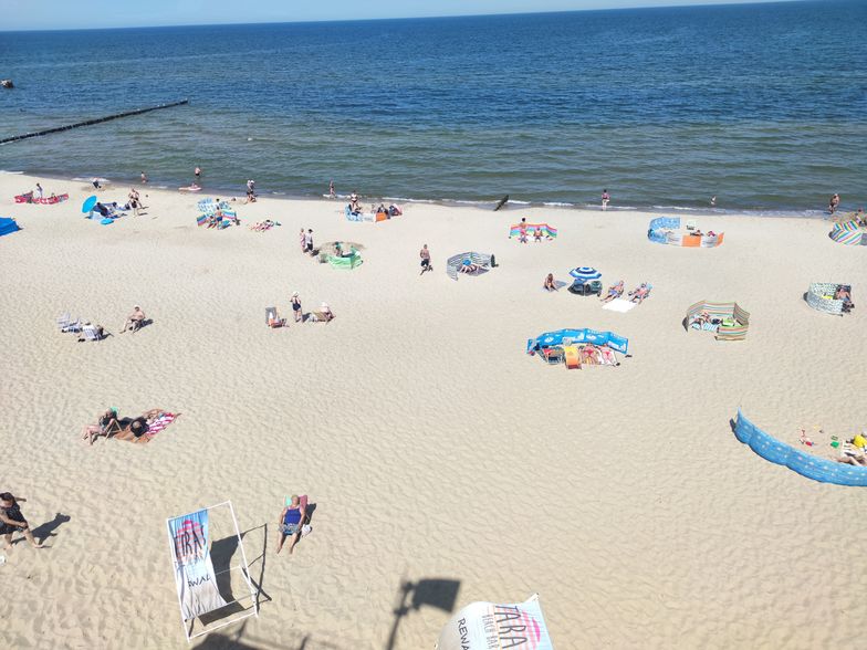 Na plaży w Rewalu tłumów nie ma. Jak mówią lokalni przedsiębiorcy - to nie jest spowodowane strachem, lecz tym, że sezon jeszcze nie rozpoczął się na dobre