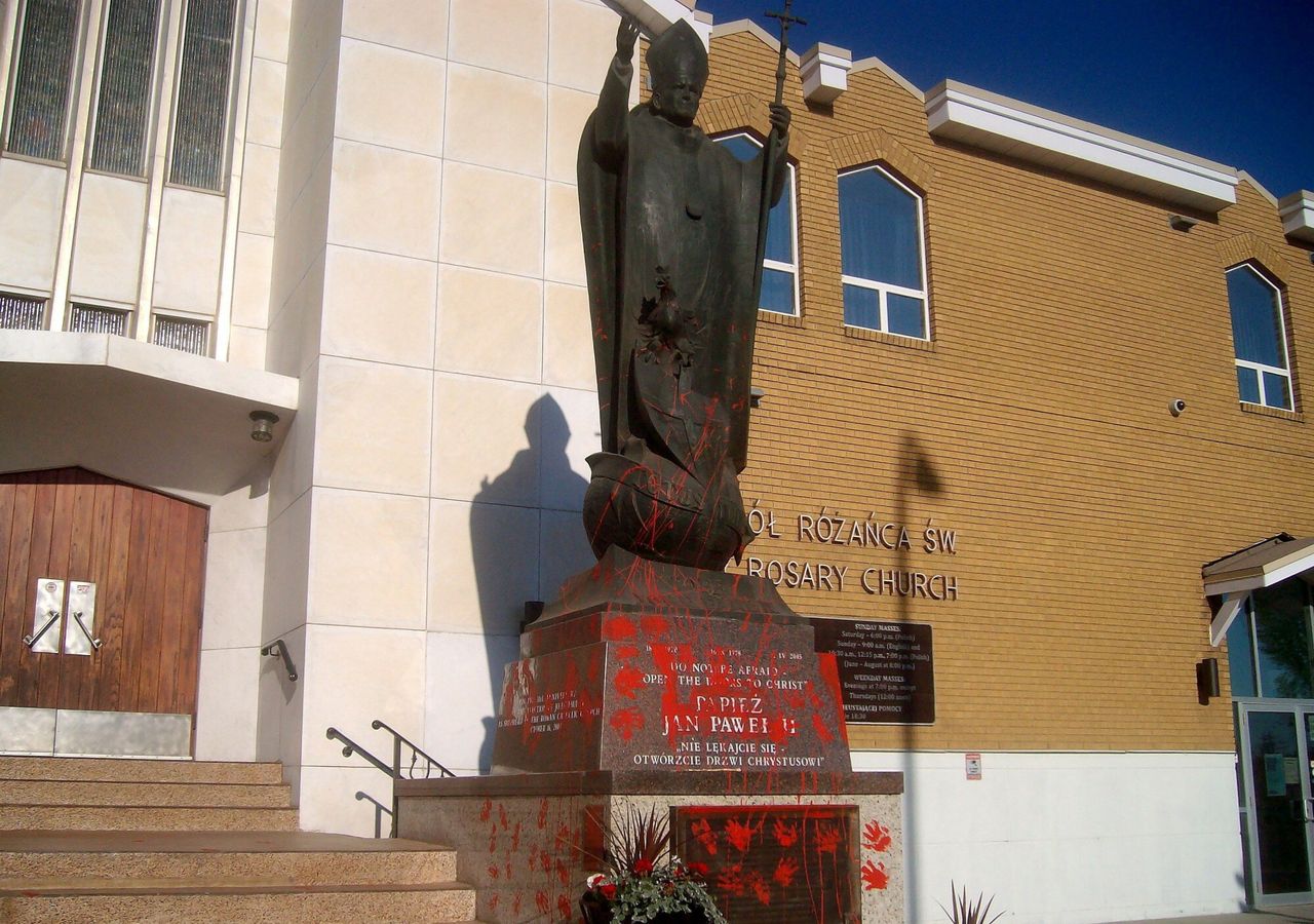 Sprofanowali pomnik Jana Pawła II. Sprawa związana ze znalezieniem setek ciał