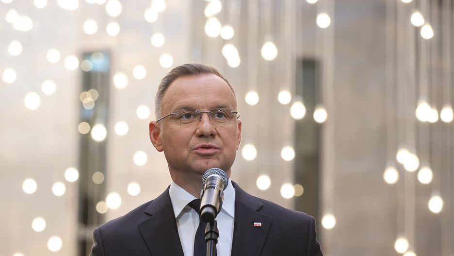 Kraków, 27.03.2024. Prezydenta RP Andrzej Duda podczas wypowiedzi dla mediów w trakcie wizyty w Krakowskim Parku Technologicznym, 27 bm. Obok prezeszarządu Krakowskiego Parku Technologicznego Tadeusz Zaremba (P). (jm) PAP/Art Service