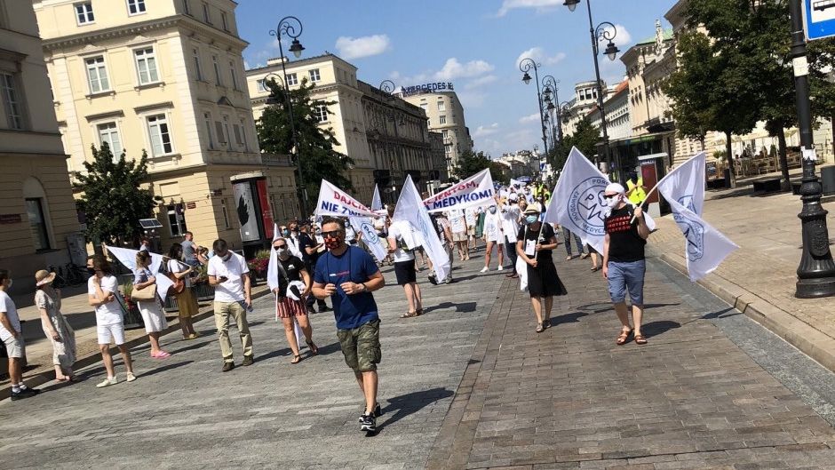 Protestujący zebrali się około południa przy siedzibie Ministerstwa Zdrowia, a następnie ruszyli w kierunku Sejmu