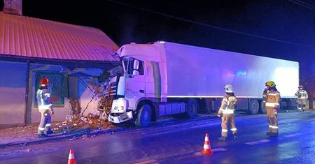 Biała Rawska. Ciężarówka wjechała w budynek