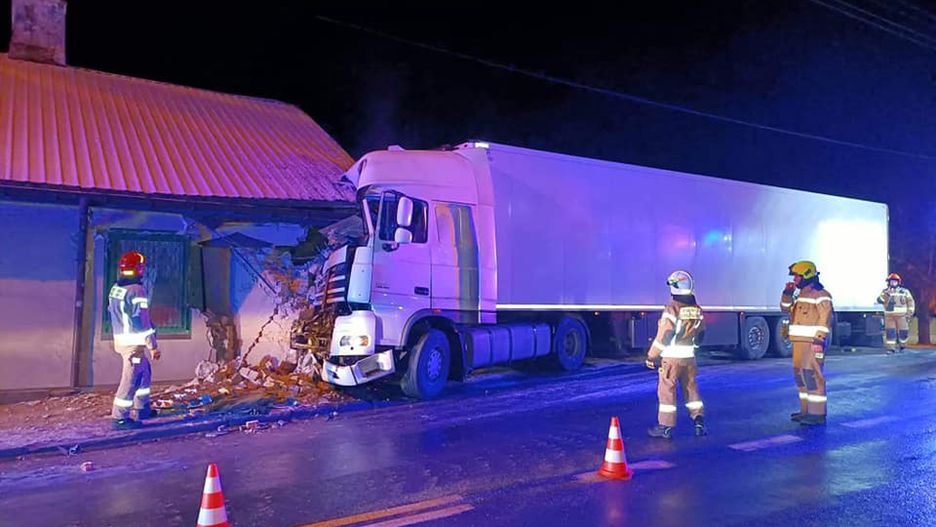 Biała Rawska. Ciężarówka wjechała w budynek