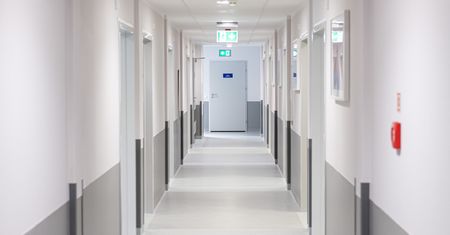 Bulwersująca sprawa z Bielawy. Mężczyzna zmarł po kilku godzinach nie doczekawszy się pomocy