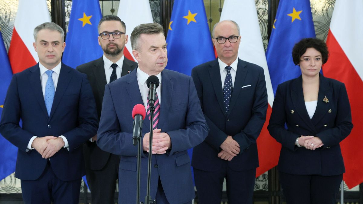 Minister Wieczorek sk?ada rezygnacj?
Fot. Wojciech Olkusnik/East News, Warszawa, 19.12.2024. 25. posiedzenie Sejmu X kadencji. Konferencja prasowa Lewicy w sprawie ministra nauki Dariusza Wieczorka (przemawia). Polityk zlozyl rezygnacje ze stanowiska. Z tylu Krzysztof Gawkowski, Marcin Kulasek, Wlodzimierz Czarzasty, Anna Maria Zukowska.
Wojciech Olkusnik