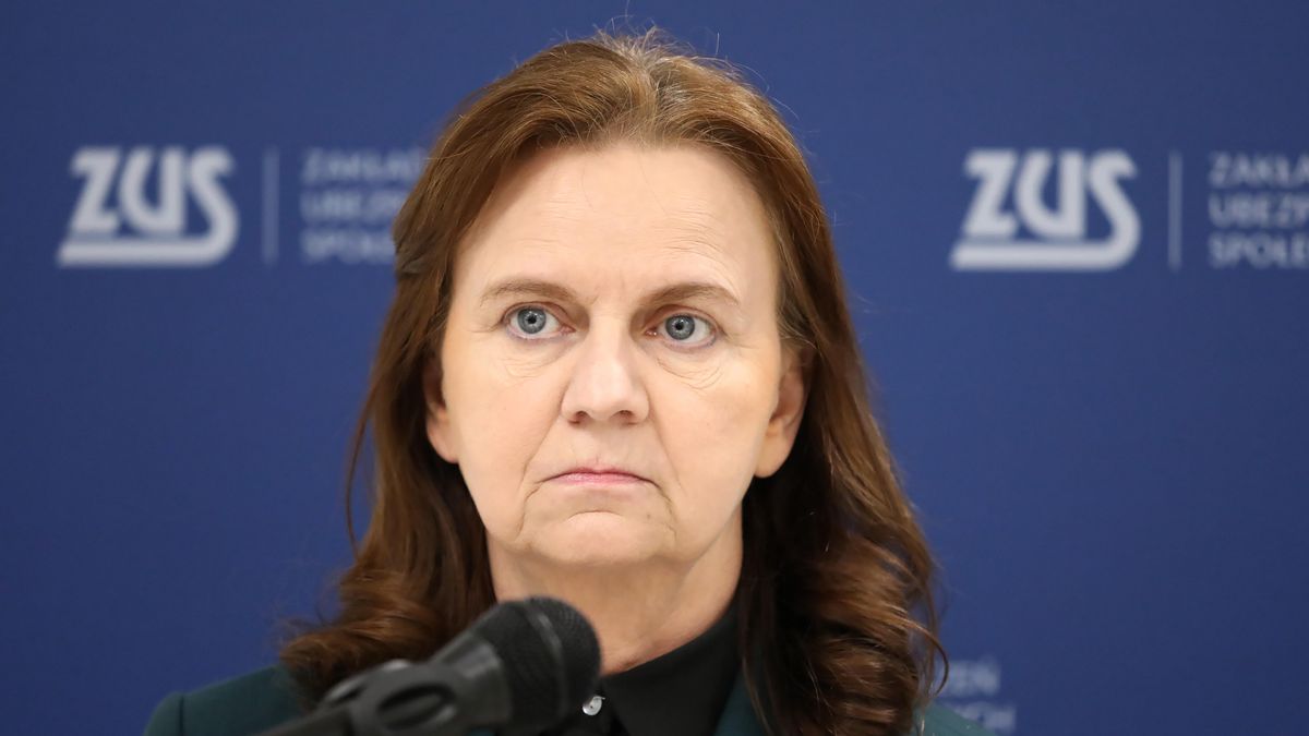 Na zdjęciu prof. Gertruda Uścińska na tle logo ZUS