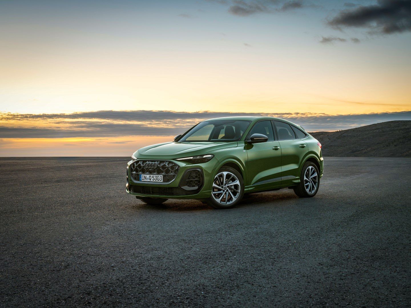 Static photo,
Colour: District green metallic