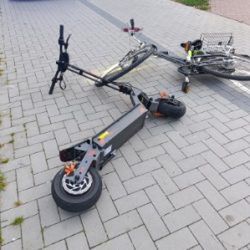 Czołowe zderzenie roweru i hulajnogi. 67-latka z poważnymi obrażeniami trafiła do szpitala (zdjęcia)
