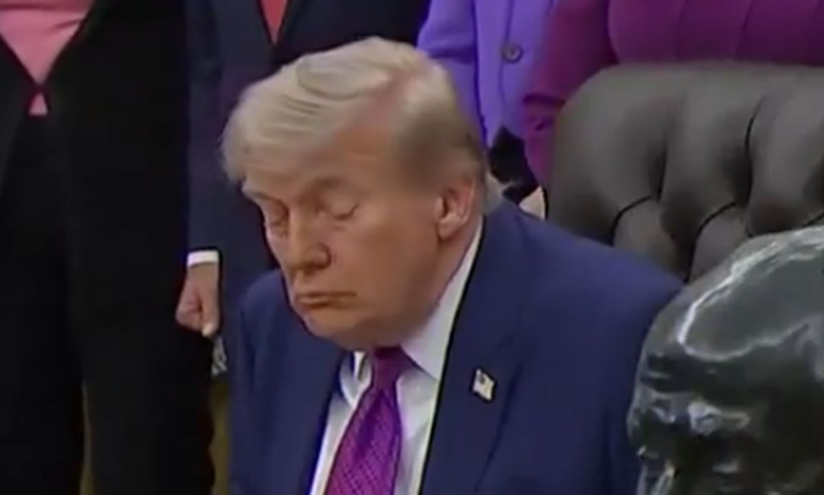 Trump przyłapany? 15-sekundowe nagranie. Biały Dom reaguje