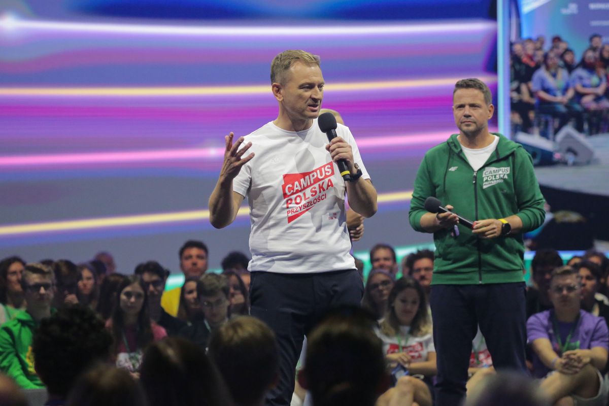 Prezydent Warszawy Rafał Trzaskowski (P) i minister sportu i turystyki Sławomir Nitras (C) na inauguracji Campusu Polska Przyszłości 2024