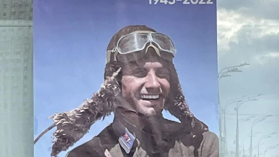 Fiasko rosyjskiej propagandy. Na plakatach promocyjnych Ukraiński as lotnictwa. Fot. Facebook/Andrey Volna