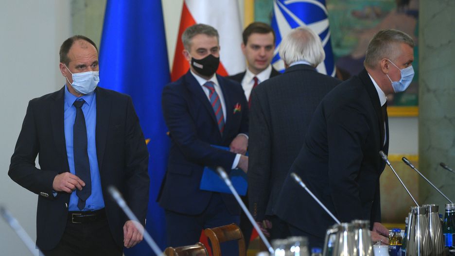 Paweł Kukiz podczas posiedzenie Rady Bezpieczeństwa Narodowego. Za nim Krzysztof Gawkowski (Lewica), Jakub Kulesza (Konfederacja), Ryszard Terlecki (PiS) i Tomasz Siemoniak (KO)