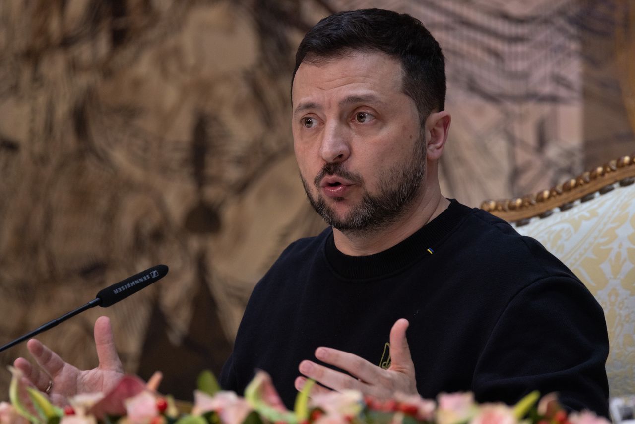 Zelensky lowers mobilization age in Ukraine amid war pressures