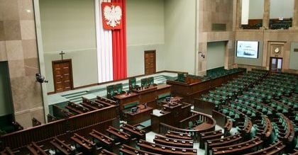 Partie, które zasiadają w parlamencie, tną etaty