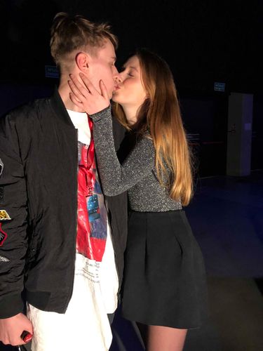 Pocałunek Mikołaja Krajewskiego i jego pięknej dziewczyny (fot. Jastrząb Post Exclusive)