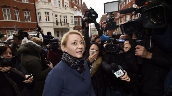 Szwedzka prokurator Ingrid Isgren przybywa do ekwadorskiej ambasady w Londynie