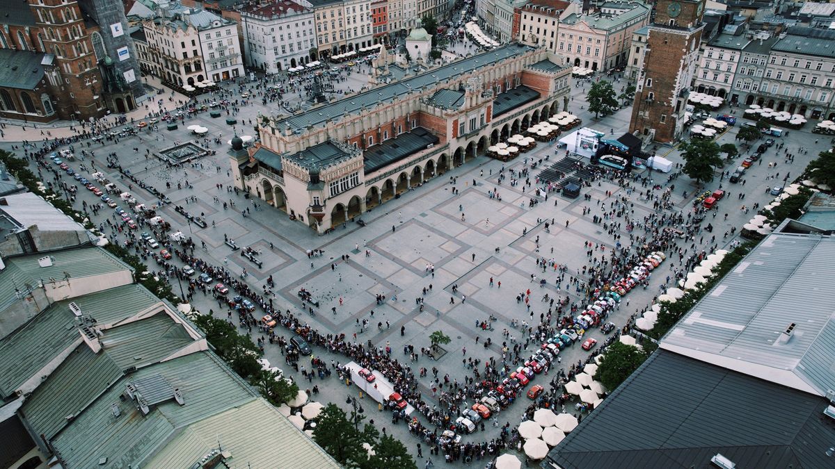 Materiały prasowe / Na zdjęciu: Wielka Wyprawa Maluchów na rynku w Krakowie