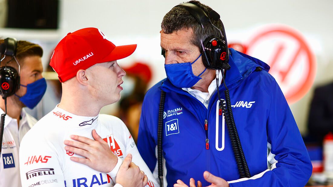 Materiały prasowe / Haas / Na zdjęciu: Nikita Mazepin (po lewej) i Gunther Steiner