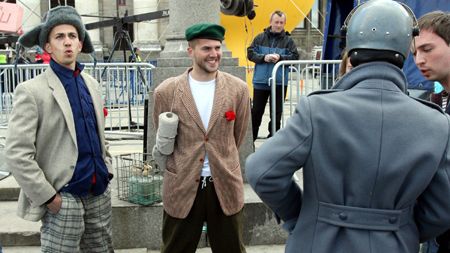 Samochody z epoki, budka telefoniczna z telefonem na żetony, saturatory i kultowy miś z fimu Stanisława Barei to główne atrakcje warszawskiego pierwszo -majowego "Pic-nicu". Impreza odbyła się  na Placu Defilad przed Pałacem Kultury i Nauki.