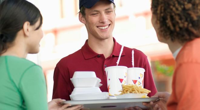 Praca w fast foodzie. Lepiej w „sieciówce” czy małym barze?