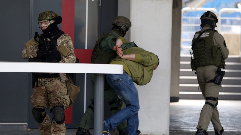 Polscy antyterroryści przeprowadzają próbną akcję. Zdjęcie ilustracyjne.