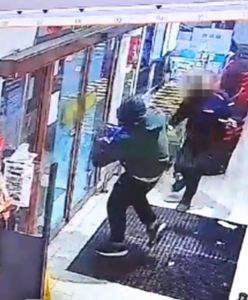 Złodziej czekolady nagrany. Za to, co zrobił grozi mu do 10 lat więzienia