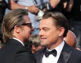Leonardo DiCaprio i Brad Pitt zbliżyli się do siebie na planie "Dawno temu w Hollywood". "Leo przynosi do Brada ulubione kanapki i urządzają sobie imprezy"