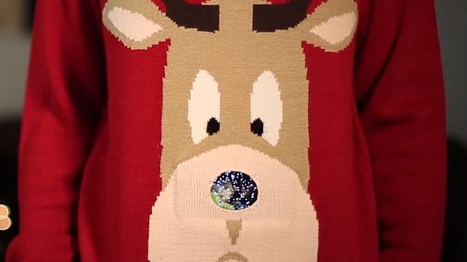 Z tego swetra pod choinką ucieszy się każdy. Sprawi, że renifer lub mikołaj będą się poruszać! 1