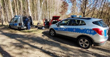 Na widok policjantów zaczęli uciekać do lasu. Oto kogo 24-latek ukrył w suzuki