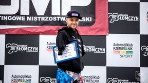 Rywale, pasażerowie i policjanci są zdumieni. Bartosz Ostałowski prowadzi auto stopą. I to jak!