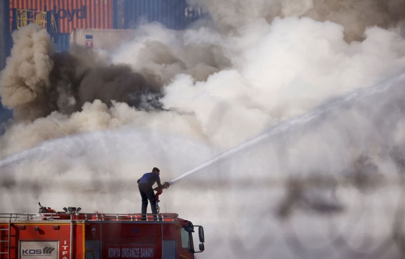 Рятувальник намагається загасити пожежу в зруйнованій будівлі. Місто Іскендерун, Туреччина.