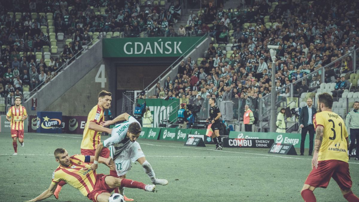 WP SportoweFakty / Michał Domnik / Na zdjęciu: Filip Mladenović walczący z piłkarzami Korony Kielce