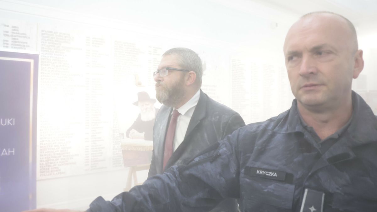 Pose? Grzegorz Braun zgasi? ga?nic? ?wiece chanukowe
Fot. Piotr Molecki/East News, Warszawa, 12.12.2023. Cd. 1 posiedzenia Sejmu X kadencji. Posel Konfederacji Grzegorz Braun (C) zgasil gasnica swiece chanukowe zapalone podczas uroczystosci na korytarzu sejmowym.
Piotr Molecki