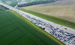 Olbrzymie korki i wypadki. Powroty znad Bałtyku i z Tatr. Długi weekend na drogach